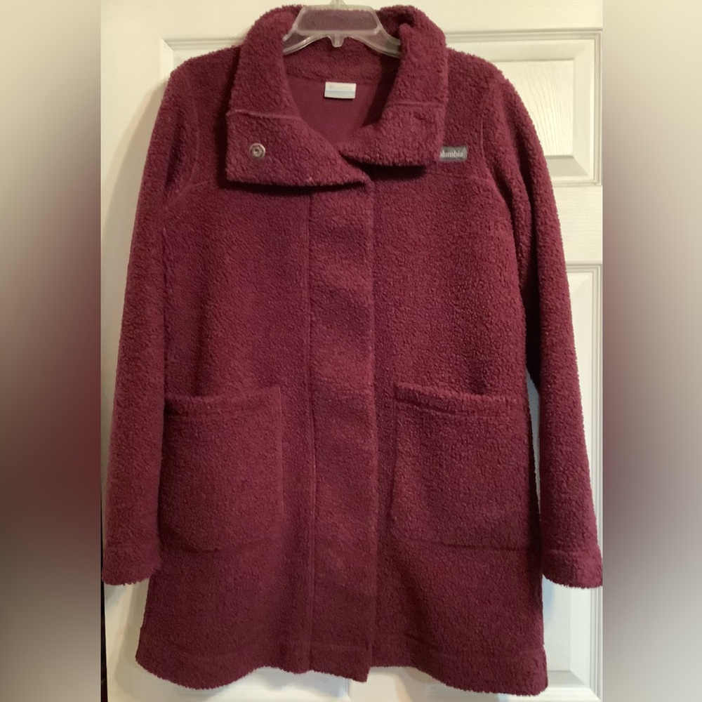 Beautiful wool type sweater,it is a tittle long ,very comfortable and warm.